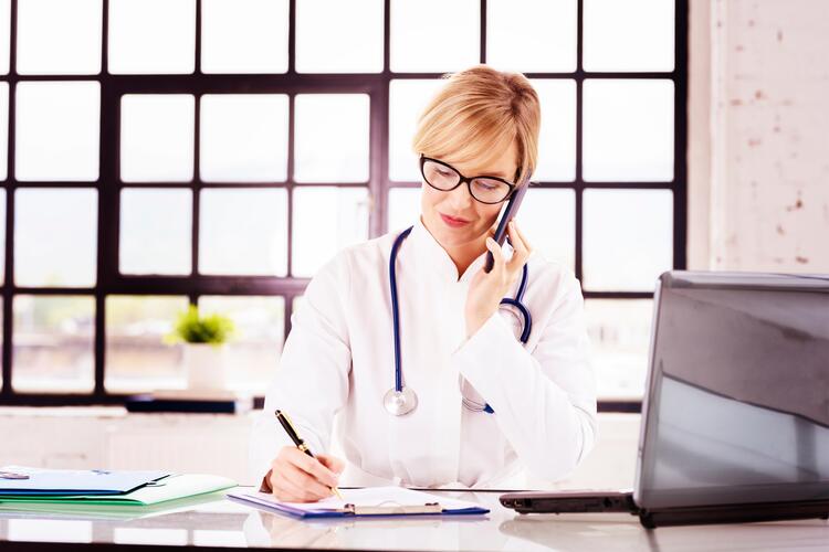 Secrétaire médicale à distance répondant aux patients